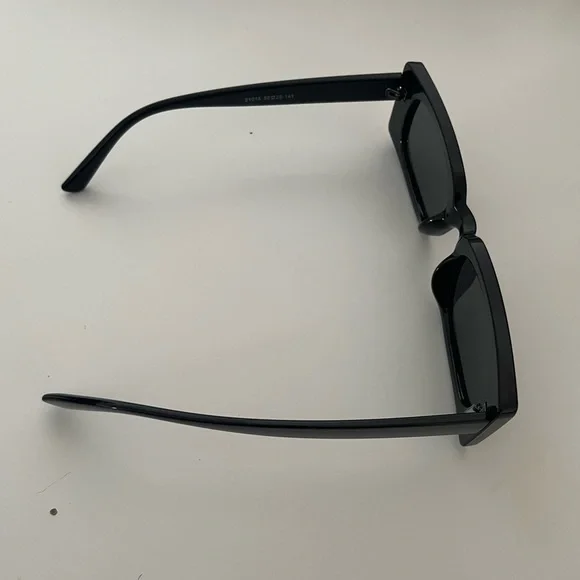 Princess Polly Cahill sunglasses in black - Picture 2 of 3